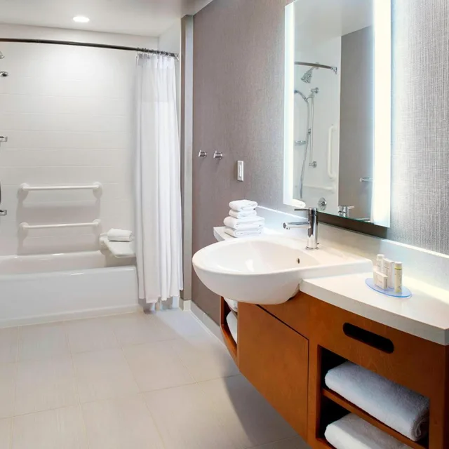 جناح بسرير كينج مع أريكة بحوض استحمام لذوي الإعاقة، Springhill Suites Dayton Beavercreek 2/3