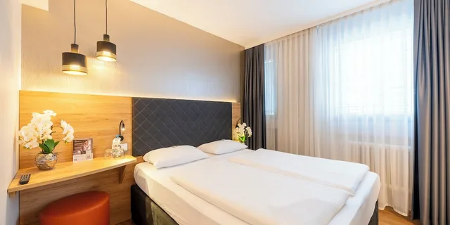 Comfort, Double Bed, PLAZA INN Rieker Stuttgart Hauptbahnhof 3/7