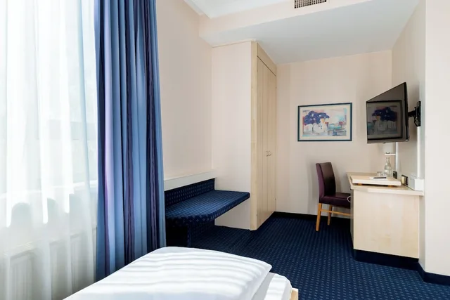 غرفة بسرير مزدوج لذوي الإعاقة، Rugs Hotel Augsburg, Trademark Collection by Wyndham 2/3