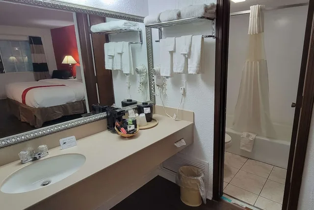 غرفة بسرير كينج، Ramada by Wyndham Mountain Home 6/9