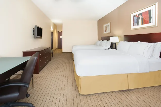 غرفة قياسية بسرير كوين، Holiday Inn Express and Suites Minot 2/2