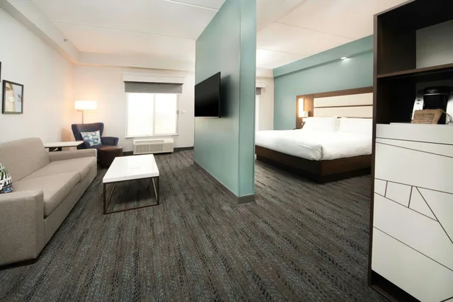 غرفة بسرير كينج بحوض استحمام لذوي الإعاقة، Four Points by Sheraton Fayetteville Fort Liberty 5/10