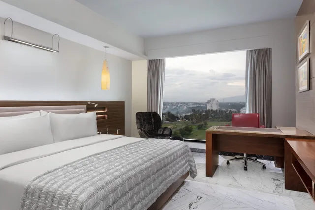 غرفة بسرير كينج بإطلالة على المدينة، LE MERIDIEN COIMBATORE 1/6