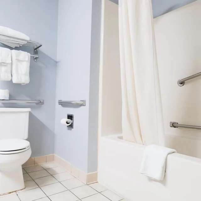 غرفة بسرير كينج لذوي الإعاقة، Baymont by Wyndham Flint Airport North 7/7