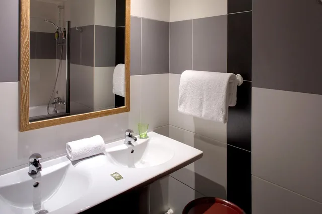 جناح جونيور، Chouette Hotel 7/7