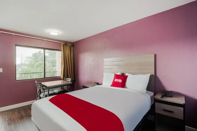 غرفة بسرير كوين، OYO Hotel Houston N Fm-1960 Champions TX 4/10
