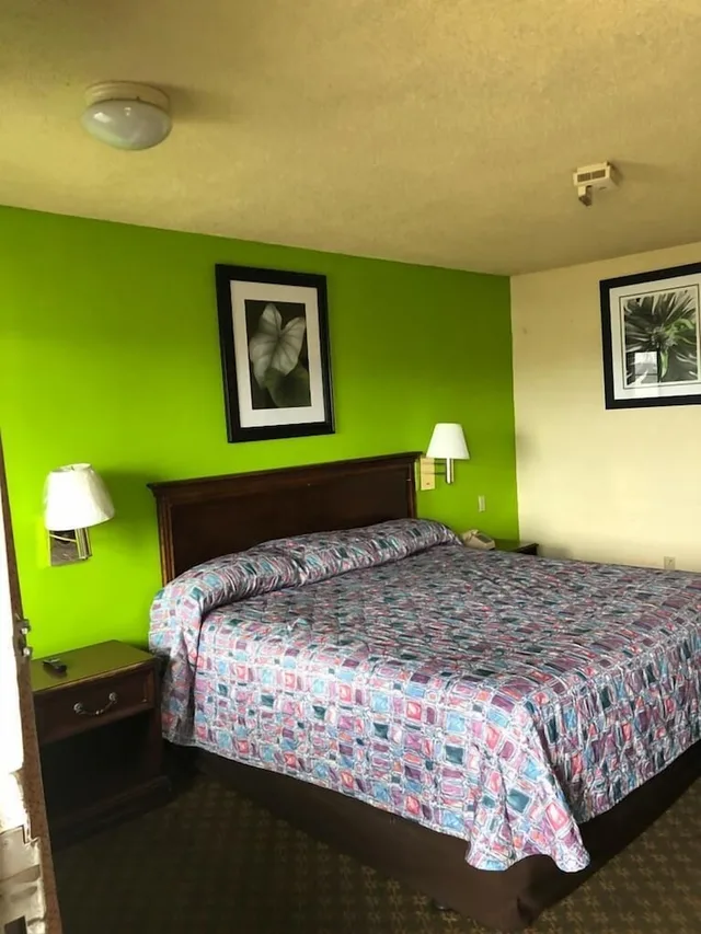 غرفة قياسية بسرير كينج للمدخنين، Travel Inn Motel 3/8