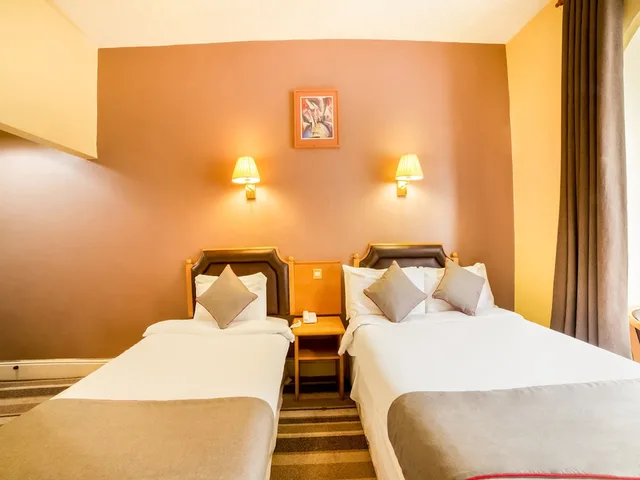 غرفة قياسية ثلاثية، Cardiff Sandringham Hotel 4/8