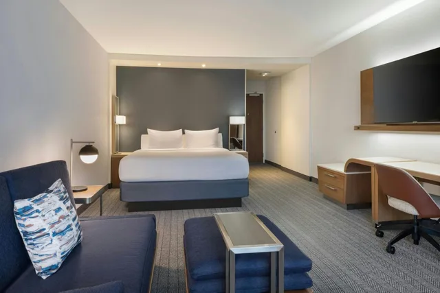 غرفة بسرير كينج مع أريكة بحوض استحمام لذوي الإعاقة، Courtyard Redwood City 2/6