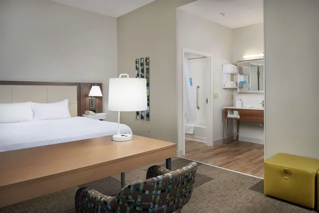 استوديو بسرير كينج، Hampton Inn and Suites Rogers 4/4
