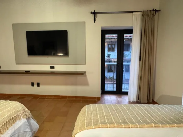 جناح جونيور، Hotel Socavon 5/8