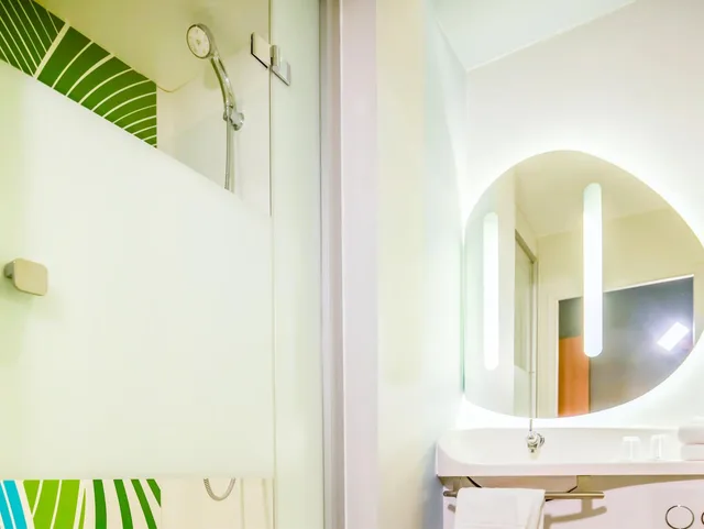 غرفة عائلية رباعية بسرير مزدوج وسريرين منفصلين، Ibis Budget Saint Martin De Crau Porte De Camargue 4/4
