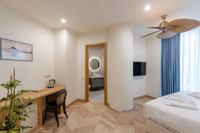 غرفة قياسية بسرير كينج، MiraMar Luxury Residences 3/7