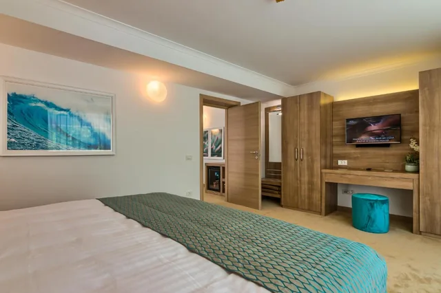 جناح سوبيريور، Hotel Saturn 3/5