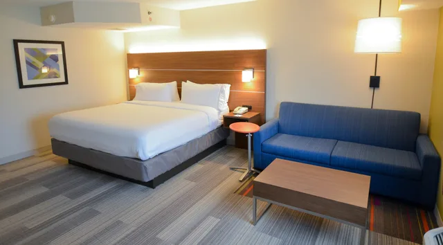 غرفة قياسية بسرير كينج مع أريكة، Holiday Inn Express Pittsburgh-Bridgeville 1/1