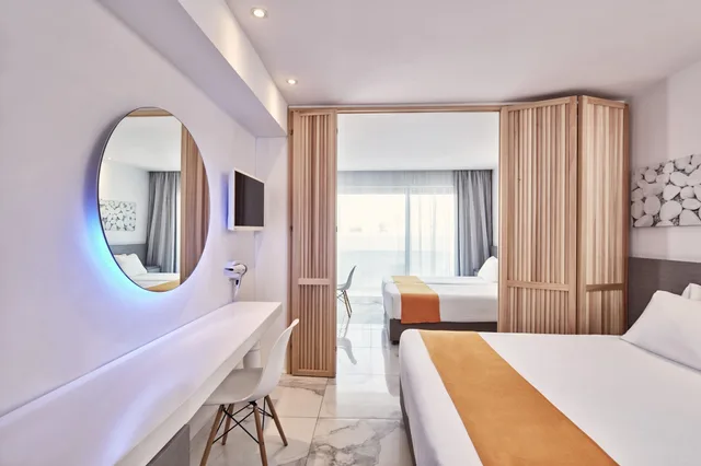 غرفة عائلية بسرير كوين وسريرين منفصلين بإطلالة على المسبح، Atlantica Sancta Napa Resort 2/6