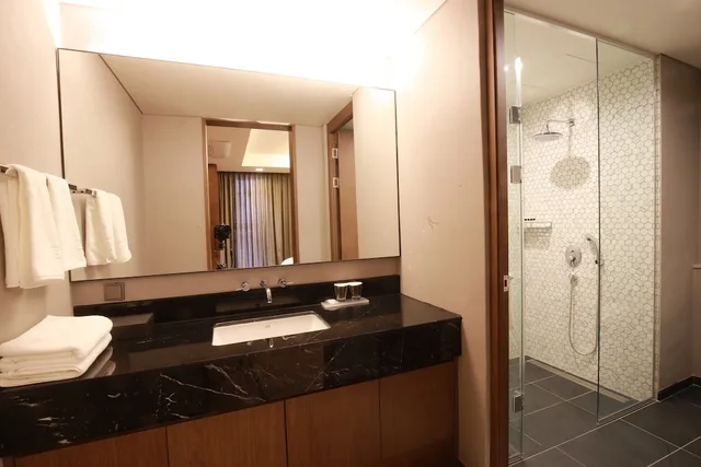 جناح ملكي بسرير مزدوج وسريرين منفصلين، Hotel East9 3/3