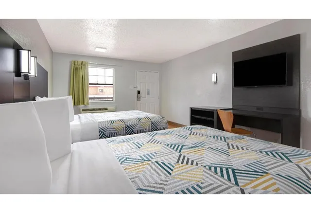 2 Queen Beds Mobil Access Tub Nsmk Kitchen، Studio6 San Antonio, TX - Northwest Medical Center 10/10