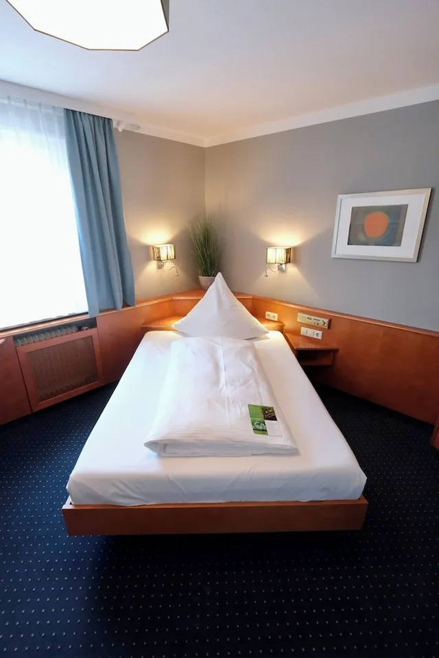 غرفة قياسية بسرير كوين، HOTEL WÜRTTEMBERGER HOF 9/10