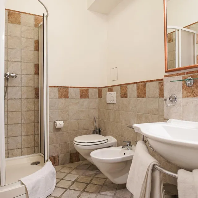 غرفة ثلاثية، Hotel Tivoli 9/10