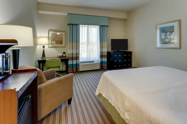 غرفة قياسية بسرير كينج، Hampton Inn & Suites Swansboro Near Camp Lejeune, NC 3/6