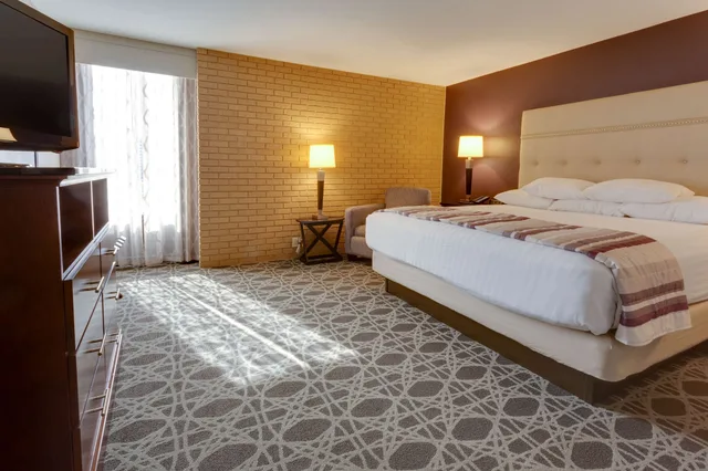 جناح كبير بسرير كينج بغرفتين مع أريكة، Drury Inn Suites Kansas City Overland Park 1/6