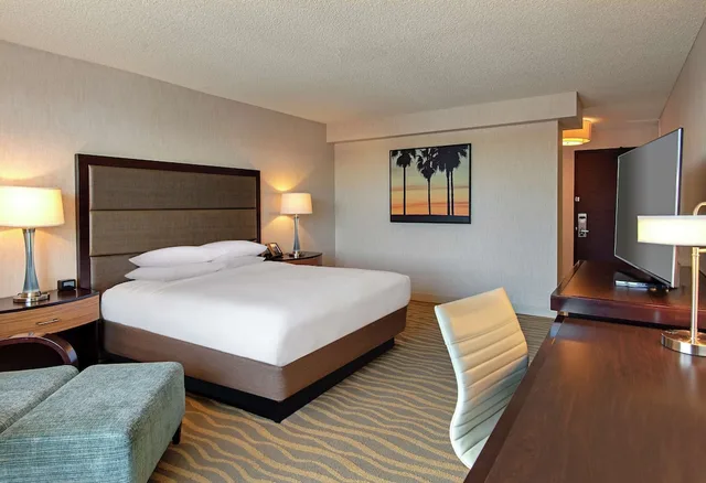 غرفة بسرير كينج في طابق مرتفع، Doubletree By Hilton Hotel San Diego - Mission Valley 3/5