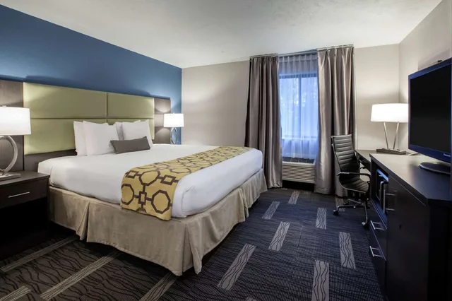 غرفة ديلوكس بسرير كينج، Baymont by Wyndham Traverse City 3/4