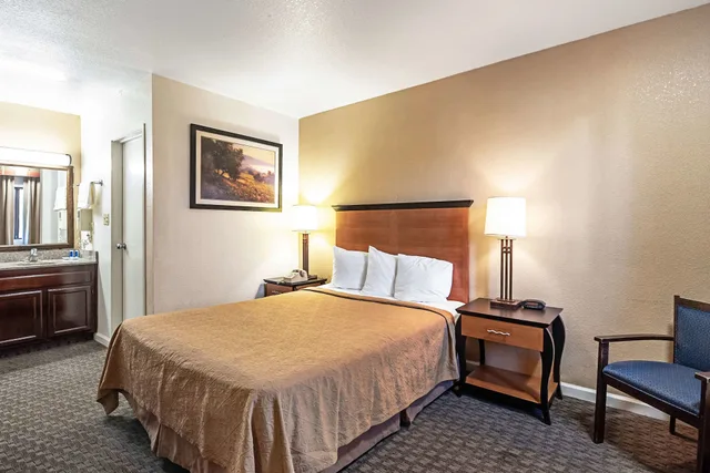 غرفة قياسية بسرير كوين، Rodeway Inn At Nevada State Capitol 3/6