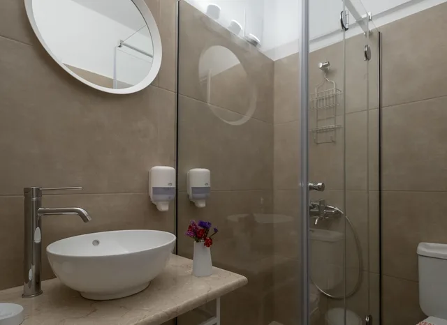 شقة بإطلالة على البحر بشرفة بغرفتي نوم، Nelly's Apartments 3/5