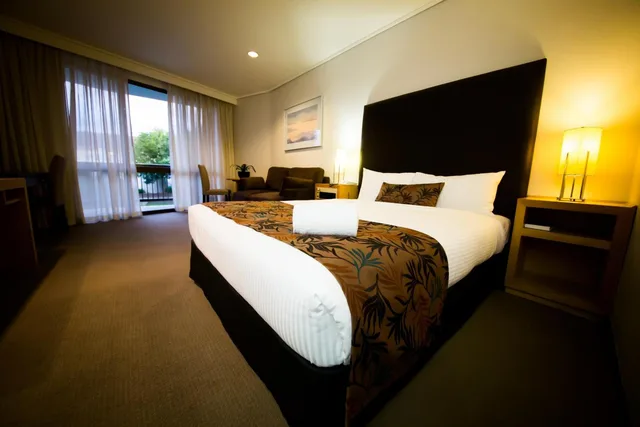 غرفة تنفيذية، Sandown Regency 3/10