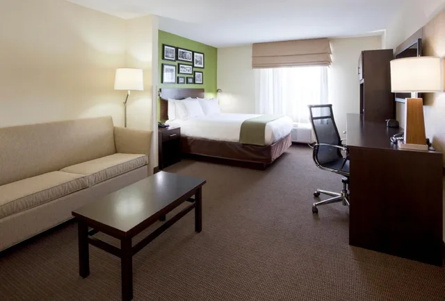 جناح بسرير كوين مع أريكة، Holiday Inn Express Hotel Suites Rogers 1/6