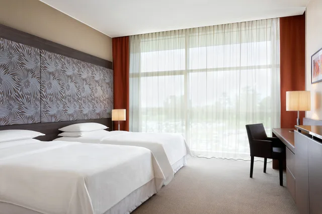 غرفة تنفيذية بسريرين كوين، Sheraton Milan Malpensa Airport Hotel & Conference Centre 1/6