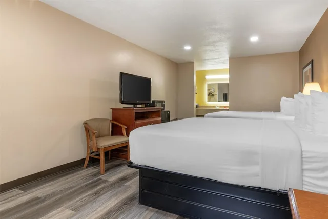 غرفة قياسية بسريرين كوين لذوي الإعاقة، Surestay Plus Hotel By Best Western Poteau 2/3