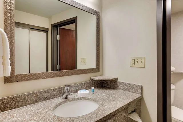 جناح بسريرين كوين بغرفتين مع أريكة، Drury Plaza Hotel Columbus Downtown 3/4