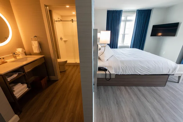 جناح ركني بسرير كينج وسرير بطابقين وثلاثة أسرّة بغرفتي نوم مع أريكة، Hotel LBI 5/5