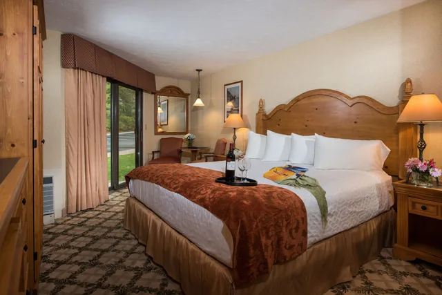 Clover, King Bed, MEADOWMERE RESORT 3/10