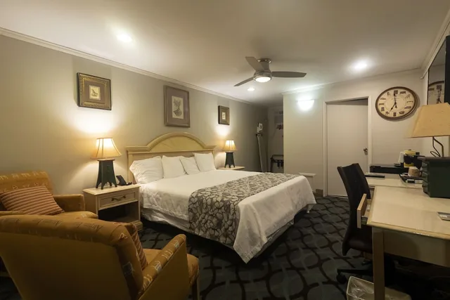 غرفة تقليدية بسرير كينج، Atrium Inn 4/4