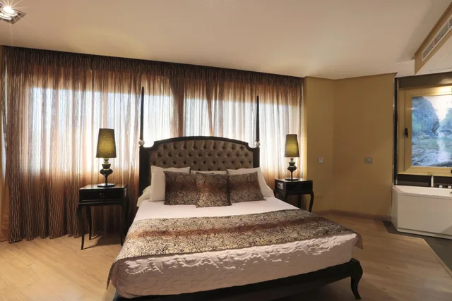 جناح جونيور ديلوكس، Hotel Condestable Iranzo 4/10