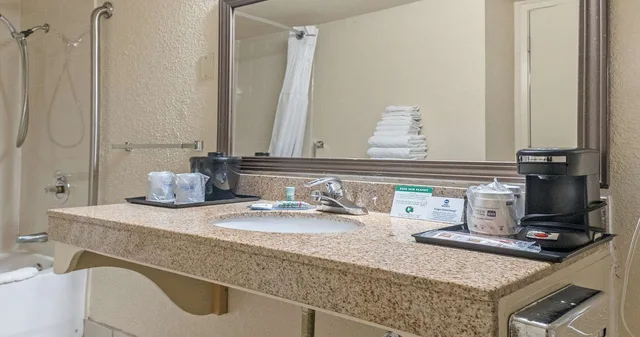 غرفة بسرير كينج بحوض استحمام لذوي الإعاقة، Best Western Roseville Inn 4/5