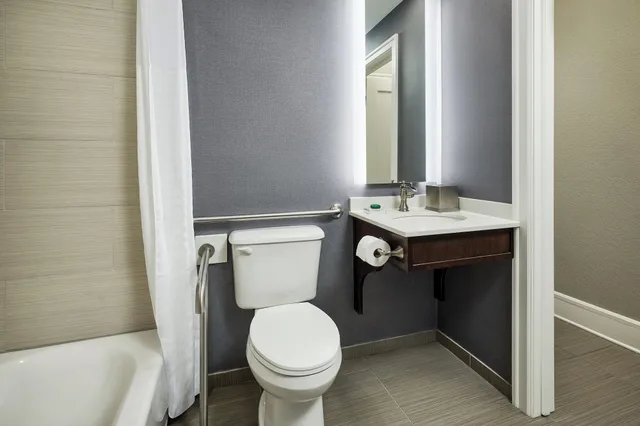 جناح بغرفتي نوم لذوي الإعاقة، Hotel Alex Johnson Rapid City Curio Collection By Hilton 6/7