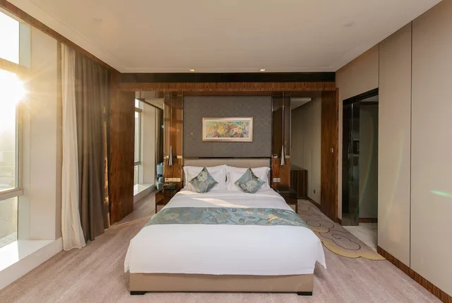 غرفة تنفيذية بسرير كينج، Ramada Plaza by Wyndham Liuzhou Liudong 1/1