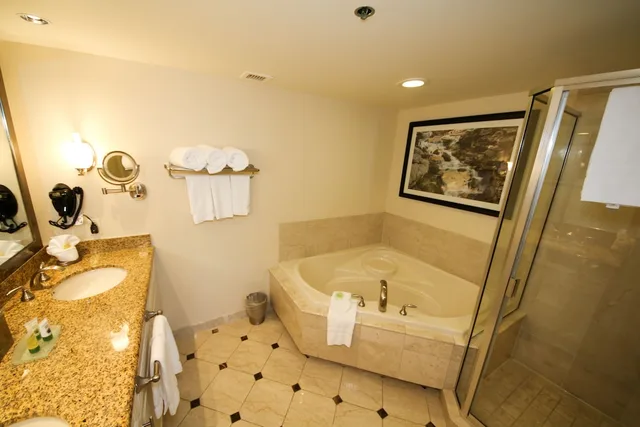 Sunset, Suite, Bungalow, King Bed، Hollywood Casino St Louis 5/5
