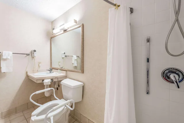 غرفة بسرير كوين، Quality Inn and Suites Brainerd MN 5/5