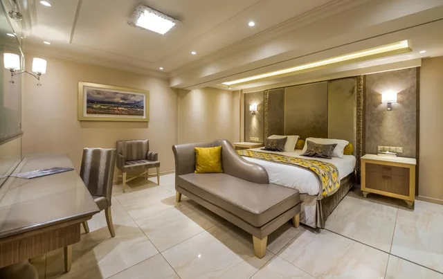 جناح بسرير كوين مع أريكة، Adams Beach Hotel and SPA 1/4