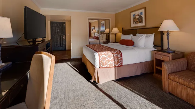 غرفة قياسية بسرير كينج مع أريكة، Best Western Plus Arroyo Roble Hotel & Creekside Villas 7/10