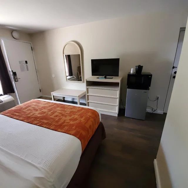 Room, Queen Bed, Exterior Entrance, Accessible، THE PARAGON of Golden Isles 1/5