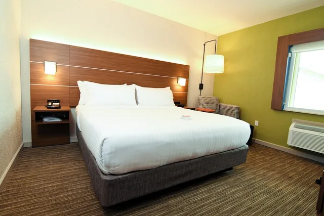 غرفة قياسية بسرير كينج، Holiday Inn Express Hotel And Suites Port Clinton Catawba Island 7/9