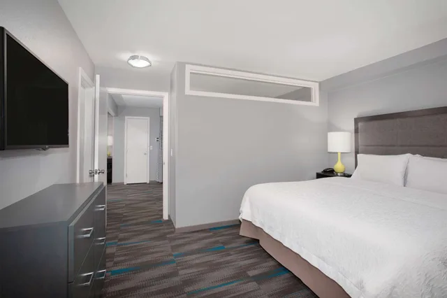 جناح بسرير كوين مع أريكة، Hampton Inn Monterey 2/5