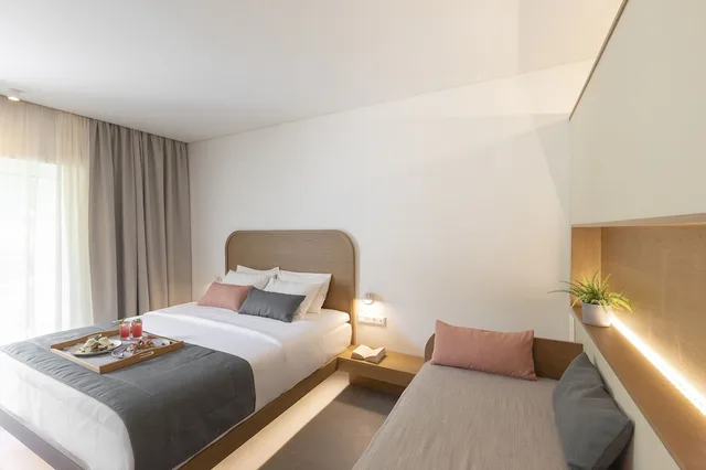 غرفة ديلوكس بسرير كينج وسرير فردي، Mandraki Village Boutique Hotel 2/3